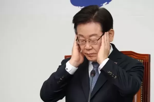 국민의힘 공식 SNS에 올라온 눈 찢고 웃는 이재명 사진 논란