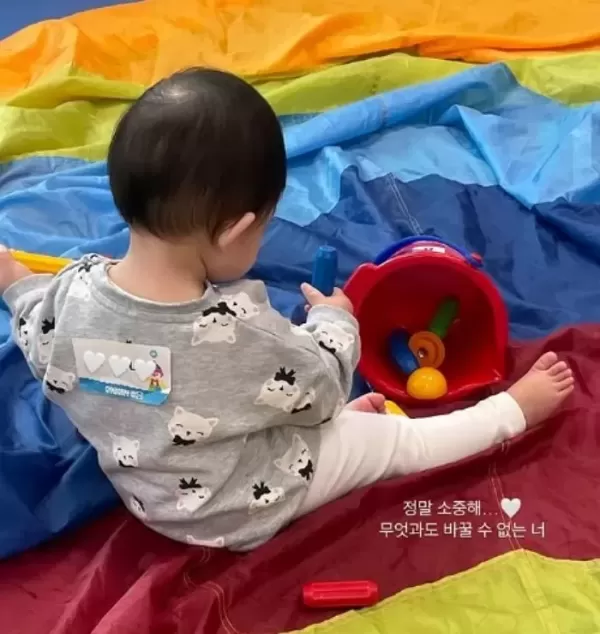 이승기♥이다인 부부, 딸 근황 공개… 앙증맞은 뒤태·볼살 눈길