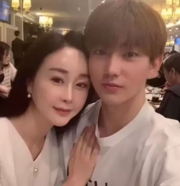 함소원, 진화와 베트남서 재회... 딸 졸업식 참석하러 와줬다