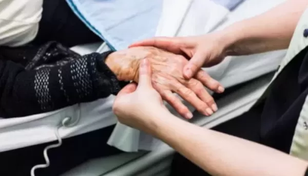 고통 없이 죽고 싶다... 국민 10명 중 8명은 조력 존엄사에 찬성