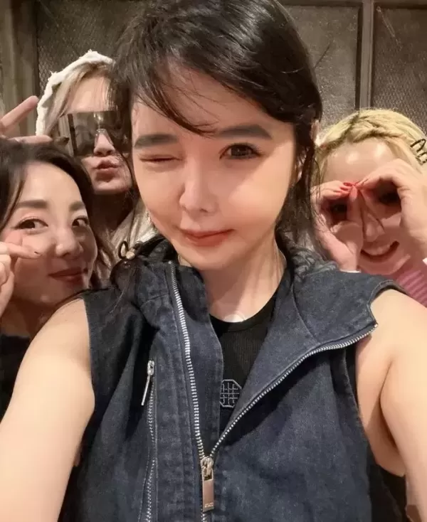셀프열애설 논란 휩싸인 박봄... 산다라박은 2NE1 완전체 영상 공개하며 의리 뽐냈다