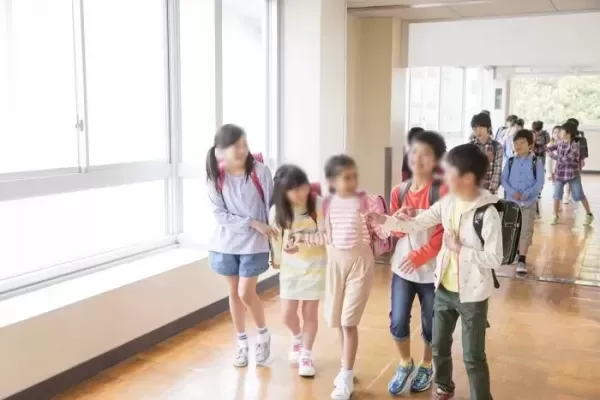 친구들과 생일날 10만원씩 주고받는 아이... 모아서 아이폰 산대요 초5 딸아이 아빠의 고민