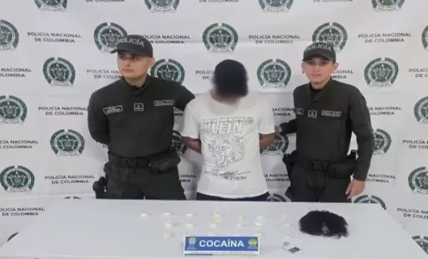 가위 들고 승객 머리 잘라내는 공항 직원들... 쏟아져 나온 하얀 것의 정체