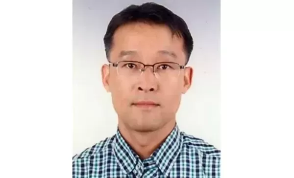 교통사고로 불타는 자동차서 의식 잃은 시민... 산책하던 공무원이 목숨 걸고 구해냈다