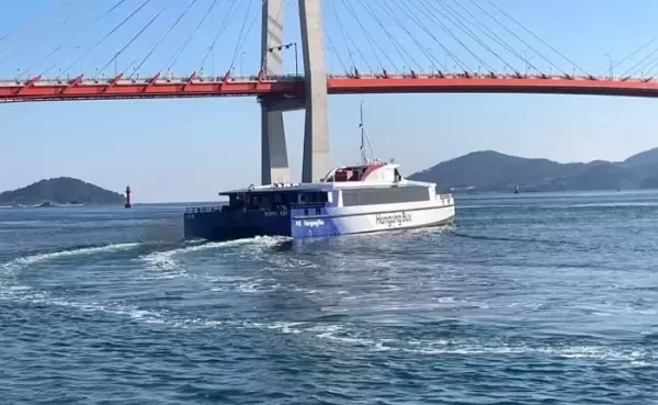 한강 가로지르는 한강버스 2척 여의도 도착... 배타로 출근하세요