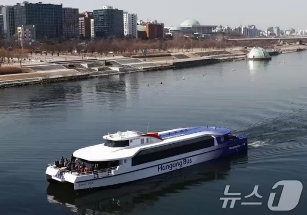 한강 가로지르는 한강버스 2척 여의도 도착... 배타로 출근하세요
