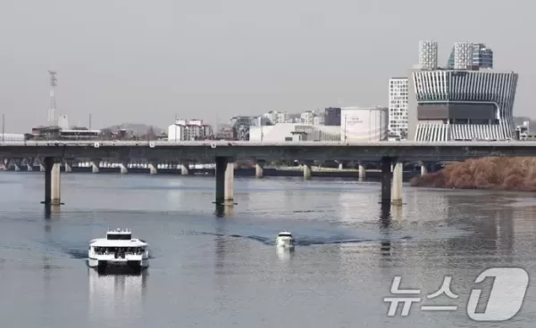 한강 가로지르는 한강버스 2척 여의도 도착... 배타로 출근하세요