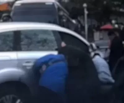 노인이 차 밑에 깔렸어요...! 외침 듣고 달려와 자동차 번쩍 들어낸 시민들 (영상)