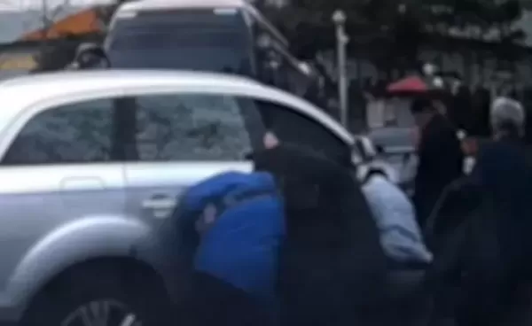 노인이 차 밑에 깔렸어요...! 외침 듣고 달려와 자동차 번쩍 들어낸 시민들 (영상)