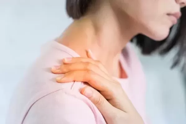 친구랑 화장품 같이 쓰지 마세요...하반신 마비된 여성 사례 올리며 위험성 경고한 의사