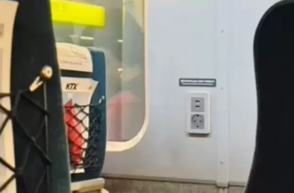 KTX 객실 충전용 콘센트 논란... 공용으로 써야 vs 좌석 예매자가 써야