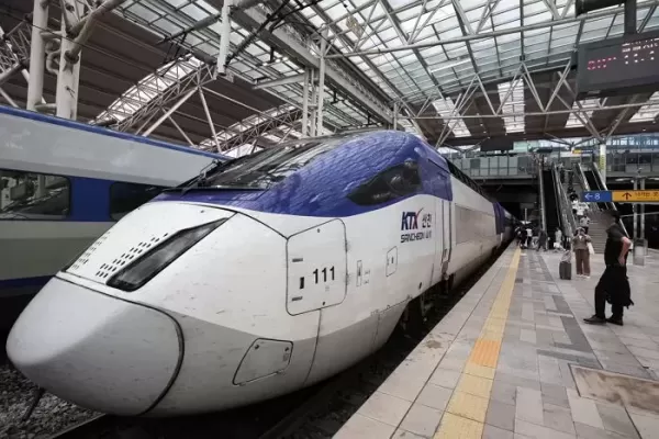 KTX 객실 충전용 콘센트 논란... 공용으로 써야 vs 좌석 예매자가 써야