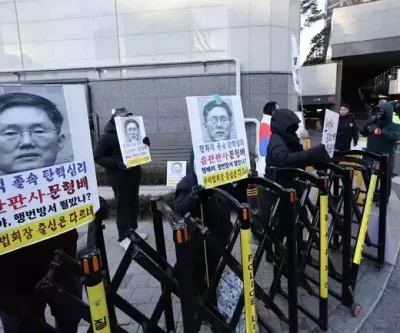 尹 탄핵 판결하는 문형배 재판관 자택 앞서 시위하는 부방대·황교안, 경찰 수사받는다