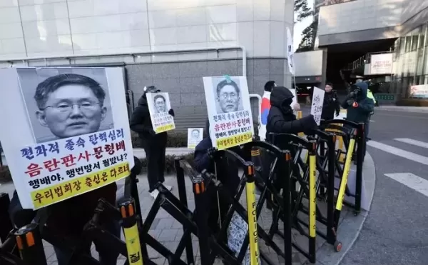 尹 탄핵 판결하는 문형배 재판관 자택 앞서 시위하는 부방대·황교안, 경찰 수사받는다