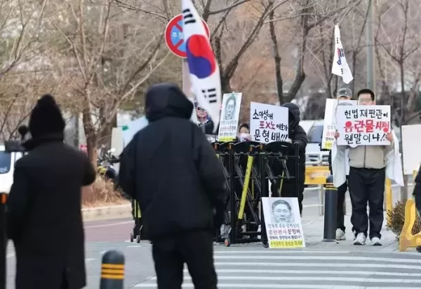 尹 탄핵 판결하는 문형배 재판관 자택 앞서 시위하는 부방대·황교안, 경찰 수사받는다