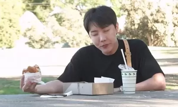 BTS 제이홉의 LA일상... 오픈카 타고 첫 드라이브 스루 햄버거 주문 도전