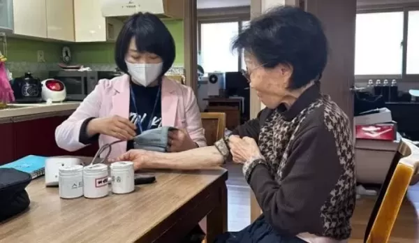 저혈당 쇼크로 기절한할머니... 인천 서구 보건소 간호사가 구했다