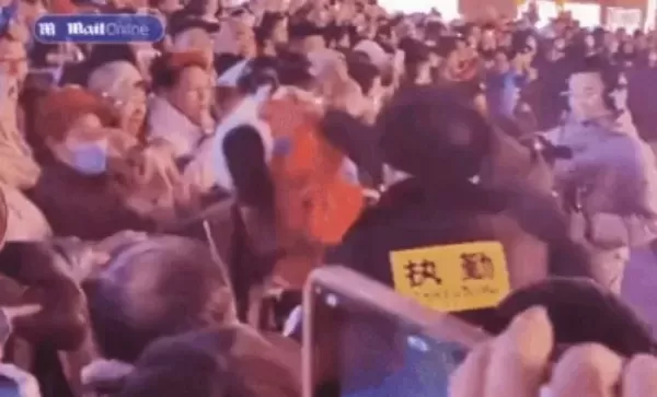 축제서 관람객 공격한 중국 휴머노이드 로봇 (영상)