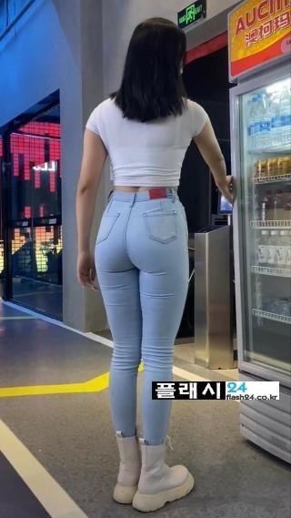 청바지 뒤태는 못참지