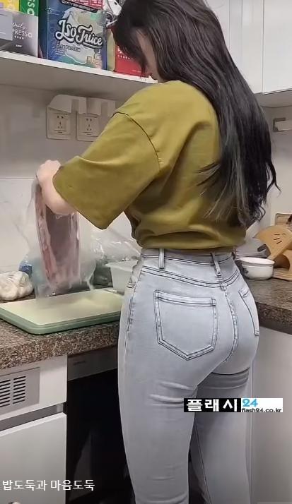 청바지 뒤태는 못참지