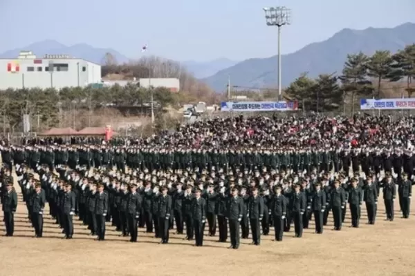 아빠가 지킨 조국의 바다 수호할 것...  제2연평해전 영웅 딸, 해군 소위로 임관