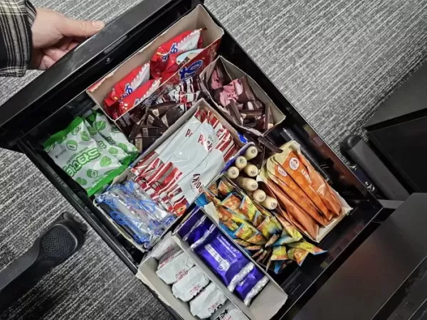탕비실 맛있는 과자만 서랍에 숨겨 놓고 혼자 먹는 직원 정떨어져요... 생존 전략 vs 민폐