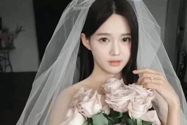 남보라, 예비신랑 함께 찍은 웨딩 사진 공개... 5월의 신부 된다