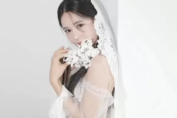 남보라, 예비신랑 함께 찍은 웨딩 사진 공개... 5월의 신부 된다