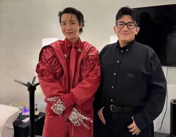 뱃살 살 쫙 빼고 턱선까지 생겼다... 제이홉·진과 나란히 선 방시혁 의장 근황