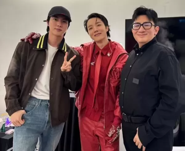 뱃살 살 쫙 빼고 턱선까지 생겼다... 제이홉·진과 나란히 선 방시혁 의장 근황