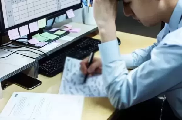 9급 공무원, 복지포인트로 노래방 도우미 불러 라방... 감사 착수