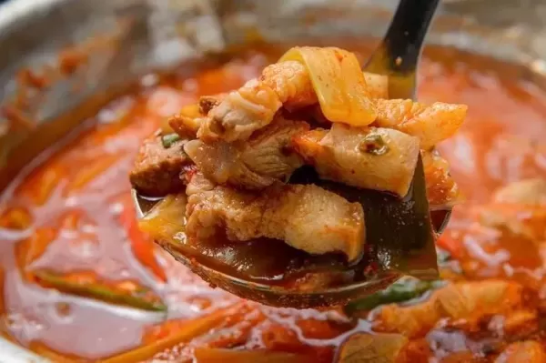 김치찌개 시킨 손님의 계산법 논란... 공깃밥·밑반찬만 먹었으니 반값만 내겠다