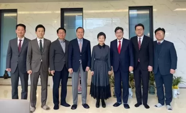 박근혜 전 대통령 尹 구치소 수감, 마음 무거워... 집권당 대표 지나친 개인행동 자제해야