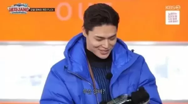 모델 정혁 위스키바에서 대화하는 알바 중... 평소 받는 일당보다 두 배씩 받는다
