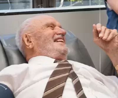 희귀 혈액 1173번 기부해 240만명 살린 황금 팔 사나이 별세... 향년 88세
