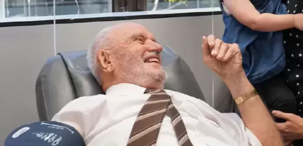 희귀 혈액 1173번 기부해 240만명 살린 황금 팔 사나이 별세... 향년 88세