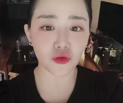 희소병 완치됐다는 문근영, 셀프 메이크업 사진 공개하며 근황 전했다