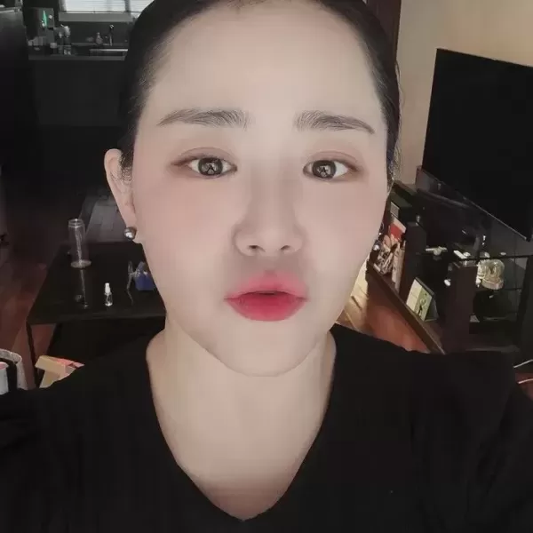 희소병 완치됐다는 문근영, 셀프 메이크업 사진 공개하며 근황 전했다