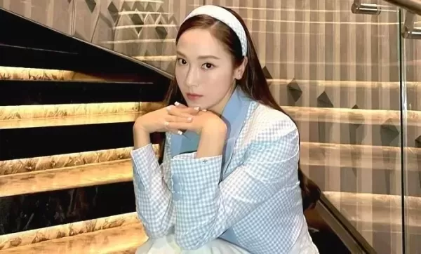 더 날렵해진 V라인 턱선으로 돌아온 제시카... 팬들 놀라게 한 미모의 사진 공개