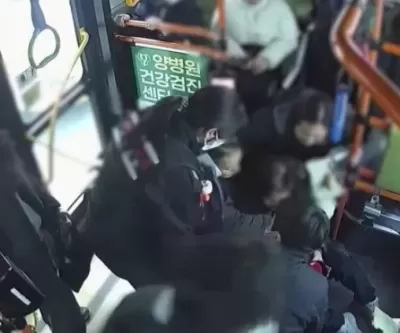 버스 손잡이 놓쳐 뒤로 쿵 쓰러진 할머니... 버스기사와 승객들, 후다닥 달려와 구했다
