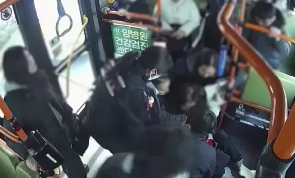 버스 손잡이 놓쳐 뒤로 쿵 쓰러진 할머니... 버스기사와 승객들, 후다닥 달려와 구했다