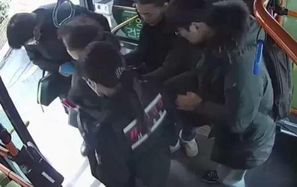 버스 손잡이 놓쳐 뒤로 쿵 쓰러진 할머니... 버스기사와 승객들, 후다닥 달려와 구했다