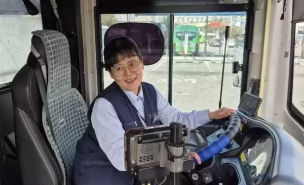 버스 손잡이 놓쳐 뒤로 쿵 쓰러진 할머니... 버스기사와 승객들, 후다닥 달려와 구했다