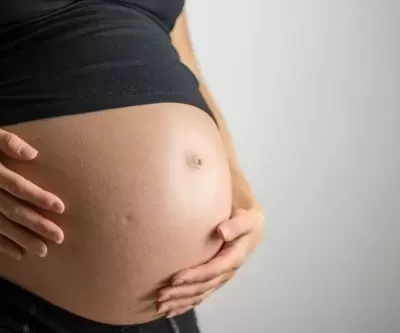 질 입구 없이 태어난 10대 소녀, 복통에 병원갔다가 2.8kg 아들 출산