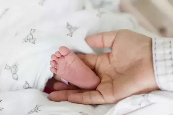 질 입구 없이 태어난 10대 소녀, 복통에 병원갔다가 2.8kg 아들 출산