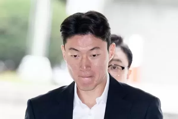 황의조 불법 촬영 피해자, 2차 피해 고통 호소... 돈 뜯어먹으려는 꽃뱀 프레임