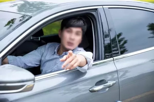 대전 백화점 빈 주차칸에 서 있던 아줌마... 운전자가 항의하자 내가 먼저 맡았잖아