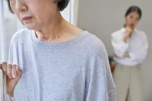 치매 엄마 모시겠다는 누나, 요즘 같이 은행 다니던데... 재산 보호할 방법 있을까요?