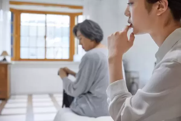 치매 엄마 모시겠다는 누나, 요즘 같이 은행 다니던데... 재산 보호할 방법 있을까요?