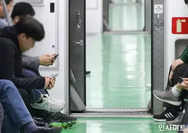 지하철 2호선서 나홀로 콘서트, 40분간 쿵쾅쿵쾅... 민폐 끝판왕 등장했다